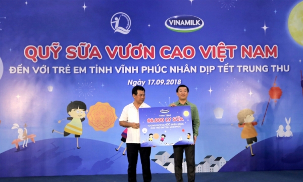 Quỹ sữa vươn cao Việt Nam và Vinamilk trao 66.000 ly sữa cho trẻ em tỉnh Vĩnh Phúc nhân dịp Tết trung thu 